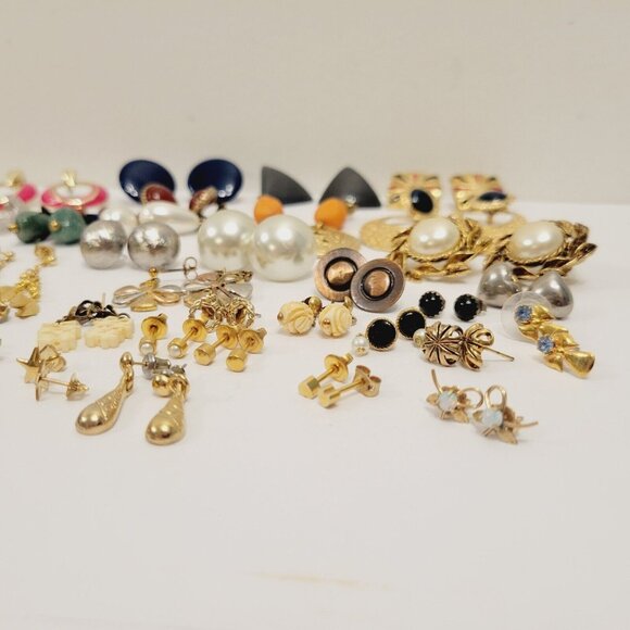 Vtg Mix 44 Plus Dainty Stud Earrings Pierced Butterfly Dangle Angel Stone Cross - Picture 4 of 8